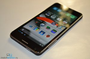 Кошка смахнула со стиральной машинки планшет, упал на коврик на угол экран на пополам лопнул! Сам в процессе ремонта вела, выронил смартфон из кармана нагруди, упал без переворотов на ребро верха и разбился в месте крепления датчика сенсора, экран цел но работала только верхняя треть! Старая нокия е 50 как не летала кроме царапин ничего! Кстати один паренек в сервисе подсказал что экран больше защищен от боковых ударов на смартах с кантиком! из хромпластика;)