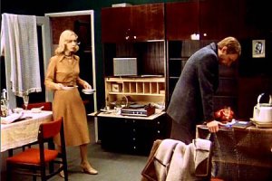 (с) Почему вы переставили
мой шкаф?
Как его внесли, так он и стоит.
Это мой гарнитур, польский.
- 830 рублей.
- И 20 сверху.
Нет, я дал 25.
Это ваше дело.
Кошмар какой-то! Наваждение!
И ширму нашу фамильную
умыкнули!
А почему мама поставила
чужие тарелки?
Наконец-то, вы начинаете
прозревать.
А чего тут прозревать-то?
Значит, вы вошли, переставили
мебель...
Поменяли тарелки.
А куда вы дели мою люстру?
Отвезла в комиссионку...
;) ;) ;)