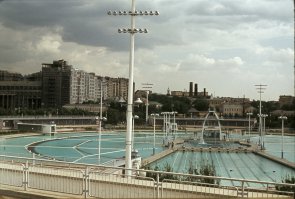 На первой фотографии видны переходы по глубине, на второй фотографии видны буйки. Детям нельзя покидать зону "побережную". Можете сколько угодно говорить, что дети могли плавать где угодно, за исключением дорожек.