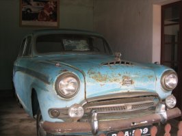 Потому что 21ый век, "нагуглить" можно почти всё что у годно, какого цвета был рекламный плакат, объявление, свитер, цвет глаз итд итп А потом восстанавливать, опираясь на эти факты.