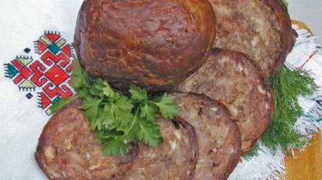 Чувашский шыртан
Рецепт:
Шӑртан - мясо запеченное в бараньем желудке. 1 рецепт: нарезать баранину кусочками по 20-25 г, заправить толченным чесноком, перцем,лавровым листо, солью по вкусу, набить плотно желудок не более 2-2,5 кг, зашить или завязать шпагатом, положить на протвеньс толстым дном швом вниз и поставить в духовку при температуре 280 градусов. Выпекать до тех пор, пока не появится со всех сторн светло-коричневая корочка и не выварится весь сок. После этого температуру убавить до 150 и держать еще 10-12 часов. Полусухой готовый ширтан можно подавать как в горячем так и холодном виде.

2 рецепт: Обработанный бараний желудок наполняют сырой бараниной, нарезанной кусочками и заправленной чесноком, лавром, солью, отверстие зашивают, изделие натирают солью, кладут на противень швом вниз и запекают 3-4 часа до появления золотистой корчки. Подают в горячем виде. Для длительного хранения шыртан запекают повторно в теч 1,5 часов, охлаждают и вновь запекают 1 час. При такой обработке блюдо можно долго хранить в прохладном месте. Вам потребуется: желудок бараний 500 г, баранина 1,95 кг, чеснок 10 г, перец, лавр, соль. Приятного аппетита!