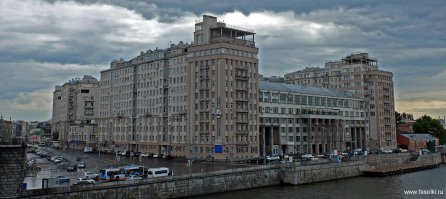 В Москве один из самых мистических - Дом на Набережной и прилегающий район. Мне довелось пожить в этом доме. Конечно, никаких призраков я не видела. Но мне снилось, будто я слышу тихие мелодии 30-х годов. Но я это отношу к своей впечатлительности. Когда осознаешь, сколько трагических судеб было в этом доме, становится не по себе. Люди бросались в лестничные пролеты и из окон, когда за ними приезжал черный воронок.