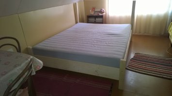 Сделал в деревне под старый икеевский матрас за полдня. Только спинку придумать не могу пока ((