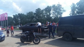 Знакомый собирает chargher. Только видя в живую понимаешь на сколько она большая по сравнению с другими авто и какие у нее классные формы.