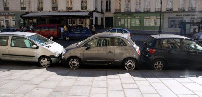 Вот так паркуются в Париже...