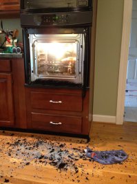 у меня такое было. ночью выключена была духовка. как шарахнуло стекло внешнее, думали бомбежка. от чего хз.