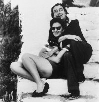 Это явно не Вупи Голдберг, это наверное Сальвадор Дали, если не ошибаюсь