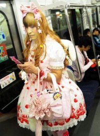 "Эти две дамочки молодятся"

это-то японский мужик, а не баба