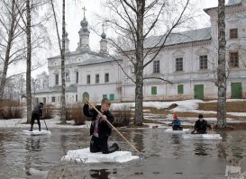 мы также на деревянных дверях плавали у школы