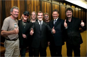 Да, кому это говно старперское нужно???
На, наслаждайся остатками этой плесневелой архаики в "уважаемой" компании таких же заблудившихся в прошлом: