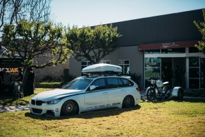 но вот ТУТ я не понял - как бэха заехала на газон???