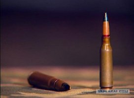 Сорри я не спец, ниже смотри инфо с просторов интернета

Автоматный малоимпульсный патрон 5.45-мм калибра с пулей со стальным сердечником 7Н6 и с трассирующей пулей 7Т3 был разработан под руководством В. М. Сабельникова, группой конструкторов и технологов в составе Л. И. Булавской, Б. В. Семина, М. Е. Федорова, П. Ф. Сазонова, В. И. Волкова, В. А. Николаева, Е. Е. Зимина, П. С. Королева и др. 
Пуля 5.45-мм патрона разработана "на грани устойчивости", т. е. она устойчиво летит в воздухе и начинает "кувыркаться" при попадании в более плотную среду - в живые ткани, дерево и т. д. Это достигнуто за счет смещения центра тяжести к донной части пули. Для обеспечения потери устойчивости пули в плотной среде сердечник пули расположен в оболочке пули с зазором в передней части пули. Перед сердечником и рубашкой в передней части имеется пустота, обеспечивающая смещение центра тяжести пули и неустойчивость в плотной в сравнении с воздухом среде.