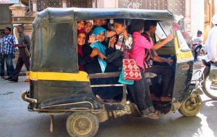 В Ульяновске толпа пыталась сесть в такси