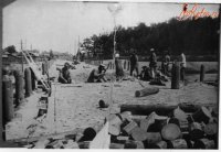 Возможно и свая. Но не от здания, а именно останки старой дороги. 
Или такие. Тут свая опора.

Или такие. Тут свая и есть дорога.