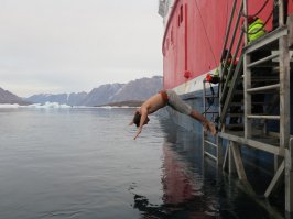Ха! А я тоже так умею 
Гренландия. Температура воды -1.8С.
Ощущения непередаваемые. Первый момент потерялся, где верх, где низ. Хорошо, что на веревке был. За те 10-15секунд в воде руки занемели так, что взобраться назад на платформу было уже сложно. Разок попробовать себя можно.
Вобщем, как говорил один японский филосов: "Глупец тот кто ни разу не взошел на Фудзи, но глупец вдвойне тот, кто пойдет туда дважды"