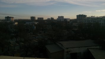 А вот  у нас в Бишкеке. еще тепло и даже не привычно тепло для первых дней зимы, 1го было +21, а сегодня уже немного холоднее.