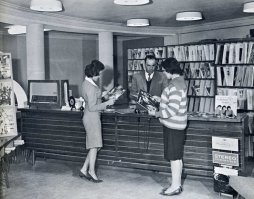 Семидесятые, девушки пришли купить винил со свежим музоном (скан из книги, изданной Министерством планирования Королевства Афганистан, 1961 г).