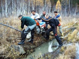Это именно та свобода, которую дает мотоцикл! Не та свобода, которую воспевает Кипелов, а возможность поколесить по таким местам, куда пешком мало кто потащится, и не всякая машина пройдет.
Лютый плюс