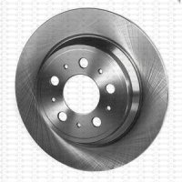 Ну в нем и отверстия специально под эти болты сделаны, что бы колесный диск прикручивать. Что тут должно смущать то?
