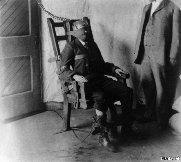 На этой фотке автор, вероятно, ошибся с датой: "Электрический стул был впервые использован в США 6 августа 1890 года в Обернской тюрьме штата Нью-Йорк. Уильям Кеммлер, убийца, стал первым человеком, казнённым таким образом."
