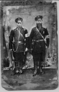 Мой прадед. (слева)
Из надписи на обороте:
Снимался в 1905 году Марта 30 дня
въ городъ Харбинъ в Китайском
.....ев. Фотографировал Китаец за вы-
........... итого 1 руб.36коп за об..