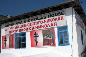 Был там с экскурсией. Жарко, но древневность...  Теперь туда мало кто поедет (не немцы же). Рядом Дом св.Николая с иконками - им вообще можно в отпуск до лучших времен уходить.