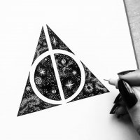 на счет всех работ - хз.
но вот эта точно руками нарисована.
углы неровные, круги неровные. рисовательной программке принтеру было бы стыдно так лажать  :)
