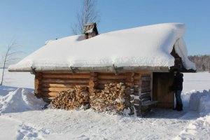 Место в парной (сауне) мало.
Сделаны седушки, как для куриц насест. 
В бане надо лежать для равномерного прогрева тела.
Здесь мы греем голову, для полежать будем испытавать неудобства, а значит - дискомфорт. Зато терраса - зачОт. Да. Но там не попаришься.
А вот настоящая баня, но это для истинных ценителей.