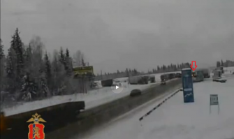 Он вроде с самого начала видео едет по встречке.