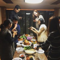 Подпись к фотографии: Твое лицо когда успел сфоткать всю еду до прихода гостей.
P.S. фотографированием еды не страдаю :)