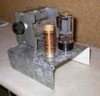 Было дело, хулиганили в эфире. Гоняли музыку, общались с друзьями так как телефоны даже стационарные были редкостью.
Вот например у меня была подобная первая приставка к приемнику для выхода в эфир. Дальность связи с ней была около 20 километров с хорошей антенной. Ну и естественно кто попадался, то у тех милиция реквизировала всю радиоаппаратуру.