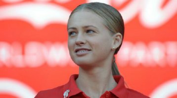 сексуальностью так и прет от фото.