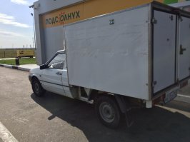 из практики - блажен тот, кто занимает полностью всю свою полосу и едет по правилам... и хрен ты ему чего предъявишь

на днях - ливни, дорогу залило, пробка, двигаются все еле-еле
есть обочники-уроды, к сожалению они везде присутствуют
еле качусь по правой полосе, правая обочина начинает сужаться, и некое тело на мерсе пытается меня выжать, хотя я занимаю полностью своим ладо-ведром всю полосу
до контакта остается сантимов пять
он открывает окно, я тоже
мне его слушать нет смысла, накидываю ему - старина!!! до ДТП осталось 5-ть сантимов, если оно случится, я вызываю полицию и офисного юриста - разбираться будешь с ними всеми сам, но помни, что час простая моего служебного ведра стоит 15-ть рублей
я ладу-будку кисточкой может быть покрашу, а может быть и нет, да и похрен!!!!
...ну и все расходы и упущенную выгоды ты опротестовать никогда не сможешь

...чувак молча закрыл окно и перестал меня выжимать

вот мое служебное ведёрко