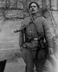 мне вот эта нравится. ремень и бляха трофейные, с вырезанной "курицей", а на поясе еще  парадный штык к винтовке Маузера! кстати имею такой в коллекции!