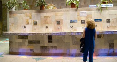 Дорогой Андрей! Это кран с минеральной природной водой, расположенный в бювете. Таки да, она сохраняет свои свойства очень недолго, лучше всего пить её сразу.