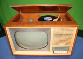 Была Ригонда, слушал в основном Севу Новгородцева, в пятницу, в 24-00 - 00-30, историю исполнетилей, байки, их композиции. Одну песню пинкфлойда до сих пор помню, никак найти не могу, не знаю названия :).
А вот у дедушки в 70-ых ещё был вообще цельный мультимедиа-центр  ,аудио, вилео и радио в одном корпусе.