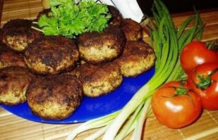 Всё это хрень ! Самые вкусные рыбные катлеты готовятся прямо на берегу реки на костре или горелке! Из свежепойманой рыбы ! В фарш идёт лещ + сом + щука + судак !
Только так и не как не из охлаждённой или замороженной рыбы.