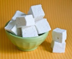 Пастила это наверно что-то из западной России. На востоке здесь такого нет, ну или просто непопулярно. У нас пастила это просто вкусная сладкая масса, нарезанная кубиками, напоминает зефир и продается в коробочках прозрачных. Серьезно, такой вот из яблок не видел нигде в продаже. Блин! Сегодня же пойду искать.