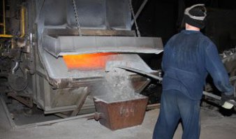 Как я понимаю, это немного автор недописал. И много не рассказал вообще. Внесу свои пять копеек:)
1. На пунктах сбора цветмета собирают ну вот вообще всякие какахи, которые порой и медью не назовешь. Кроме оплетки, там просто дохренища мусора, левых металлов и сплавов. Главный враг меди - сера. Нельзя в гидролизных ваннах растворить всё то, что я выше описал. Для этого происходит первичная плавка.
2. Мой опыт был на печах отражательного типа. Весь этот хлам, который привозят в цех с пункта приема цветмета (это называется - шихтА)прессуют и загружают в печь. Цель той самой первичной плавки - с помощью всяких разных добавок (флюс. Чаще это просто древесный уголь) отделить медь от дерьма. И ничем этот процесс к сожалению не заменить. В процессе плавки металл расплавляется, на его поверхность загружают флюс. Выдерживают определенное время (минут 40-60, в зависимости от "грязи" бывает и дольше). Примеси всплывают и вступают в реакцию с флюсом. Получается шлак. Его удаляют с поверхности (на моих печах длинным деревянным скребком стягивают на себя, в специальный чан/таз/емкость). Остается чистейшая поверхность - расплавленная медь. Опять засыпают флюсом и греют до температуры литья. Флюс, покрывая поверхность, не дает взаимодействовать с атмосферой + в это время выгорает сера. Сера в расплаве влияет на структуру (если ее не выгнать, кристаллы меди в итоге плохо связаны и металл будет рыхлым, будет ломаться при изгибах и т.д.).
3. Из лаборатории, где проверили пробу сообщили, что серы допустимое количество - можно лить. Льют в формы, как и показано в посте (у нас другие были, но сути не меняет). Полученные слитки еще очень далеки до "чистой" меди и требуют дальнейшей обработки. Если нужна проволока высшей чистоты, то да, там на гидролиз и т.д. У нас их в другом цехе плавили в индукционных печах, которые стоят на установках (и вот тут важно) ВЕРТИКАЛЬНОГО литья или ГОРИЗОНТАЛЬНОГО литья. Установки вертикального литья используют для получения длинных (6-8 метров как правило) слитков, диаметром от 70 до 600 мм. Из них потом прессуют трубы и т.д. Установки горизонтального литья используют для получения медных полос (потом катают в листы), или для получения катанки (та типа проволока, что у автора). На выходе расплава из печи стоит Миксер. Это промежуточная емкость, которая служит накопителем расплава. Он большей емкостью, чем печь и позволяет накопить в себе несколько "плавок" печи. Т.о. печь работает непрерывно, сливая в миксер расплав, а на выходе из миксера стоит кристаллизатор, матрицы которого позволяют получать или катанку, или полосу, или любой профильный пруток любой длины. В конце установки стоит барабан, на который мотают всё это хозяйство, либо пила, которая режет полосу, либо что-то еще, на усмотрение начальства. У автора упущена просто куча этапов, которые ОЧЕНЬ важные и интересные, можно было репортаж и покруче сварганить, раз уж взялся. 
4. Без всего этого процесса невозможно изготовить изделие из вторсырья, нельзя справиться растворами - это химия.