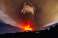 Кстати вот это фото было признано подделкой и сами публикаторы позже в этом признались. Нет, не всё фото поддельное, только нарисованые молнии. Авторам показалось. что так будет интереснее.

.