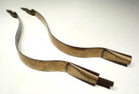 1. Не упомянуты интереснейшние стальные луки. Были очень крутым оружием у персов и индусов (местами упоминаются у арабов - 

И еще бронзовые у корейцев.

2. Почти все фото "реконструкций" с ошибками - полки для стрелы (это вроде довольно редкий элемент у найденных артефактов), и стрелы держат слева от лука, хотя в основном стреляли держа стрелы справа (что позволяло быстро брать правой рукой стрелы и сразу натягивать лук без помех).

3. Есть интересный кадр, и хотя часть его выводов спорны, орудует он круто. Ларс Андерсеном кличут, из Дании.