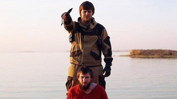 LifeNews стала известна личность боевика ДАИШ, казнившего 23-летнего жителя Чечни Магомеда Хасиева на территории Сирии. Им оказался уроженец Ноябрьска 28–летний Анатолий Землянка. Мужчина находится в федеральном розыске.Напомним, накануне в зарубежных и российских СМИ появилась информация, что террористы ДАИШ* опубликовали видео с казнью россиянина. LifeNews установил личность казнённого. Им оказался 23-летний Магомед Хасиев, который ещё девять лет назад был Евгением Юдиным и жил в Гвардейском детском приюте Надтеречного района города Грозного. В интернат он попал из Челябинской области после того, как его маму лишили родительских прав.

Эксперты проанализировали видеозапись казни Хасиева. По словам врача-нарколога Сергея Нурисламова, нет прямых доказательств того, что мужчина находился под воздействием наркотических веществ, но вполне вероятно, что его накачали успокоительными.

ЛИЧНОСТЬ УСТАНОВЛЕНА, ПОРА КоЛИБРи ПО СЛЕДУ ПУСКАТЬ.....