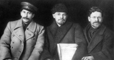 "Мы отстали от передовых стран на 50-100 лет".
____________________________________________
Нет, с исторической точки зрения мы просрали 50-100 лет благодаря следующим персонажам:
