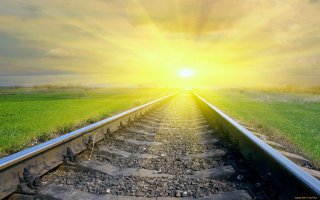 Солнышко воткнули прямо у горизонта с помощью Knoll Light Factory, и абсолютно не к месту. Настоящее солнце светит справа, и стоит довольно высоко, тени уходят влево. Диссонанс получается, неестественно.