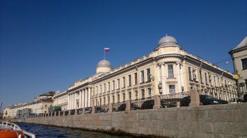 Особо отчаявшиеся загорали, а в августе были ливни....но от этого Питер не менее прекрасен!