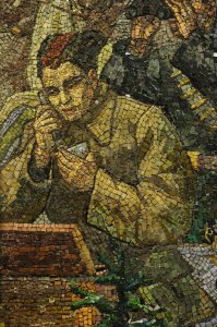 станция метро киевская. солдат говорит по мобильнику сидя перед ноутбуком