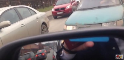 У него оберег хороший )))