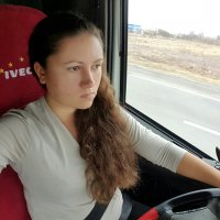 Юля Лазарева, 27 лет из Евпатории, гоняет на IVECO STRALIS 2005 года.