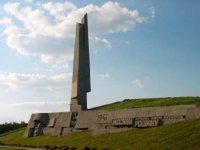 Езжу на дачу мимо этого памятника, впечатление производит невероятное, идея, исполнение, посыл, всё попадает в самое сердце, все элементы "врезаны" в холм. Каждый раз оторваться не могу от него, такая мощь :)