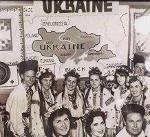 Крайний слева, если очки присобачить - Яценюг, ну а Порошенок - крайний справа вдали.